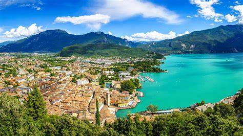 Panorama di Limone sul Garda e immobili sul lago
