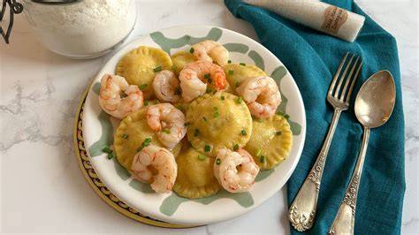 Ravioli di pesce con bisque di gamberi