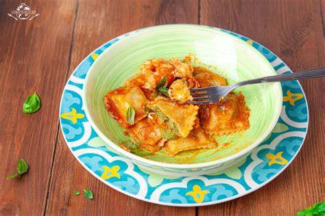 Impiattamento ravioli bisque pomodorini basilico