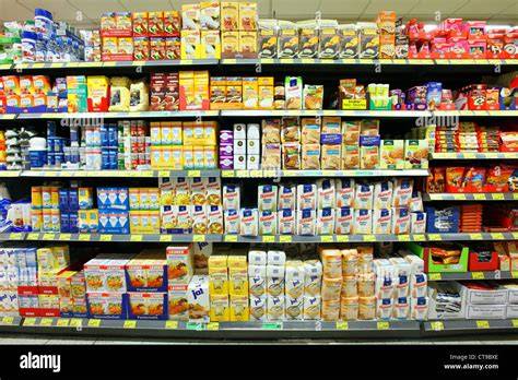 Scaffale del supermercato con preparati da forno