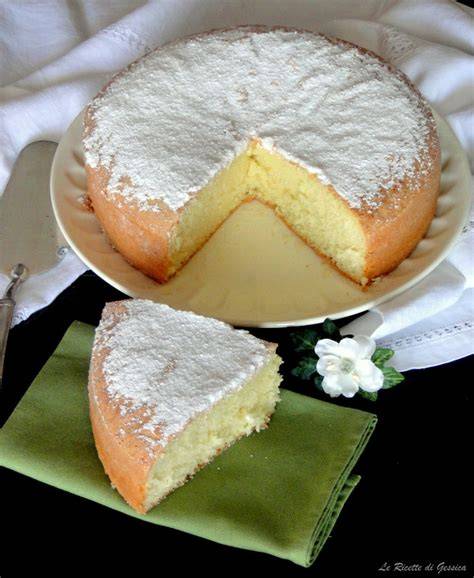 torta Margherita senza burro appena sfornata
