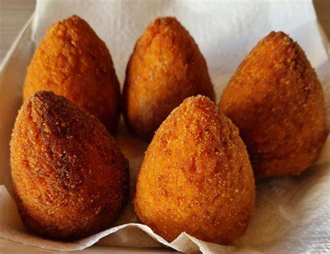 Formatura manuale degli arancini siciliani