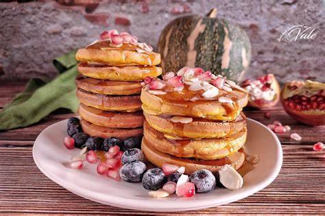 Pancake alla zucca con banana e lamponi