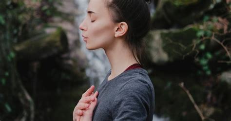 persona che respira profondamente per calmarsi