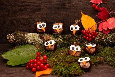 Decorazioni autunnali con noci e castagne