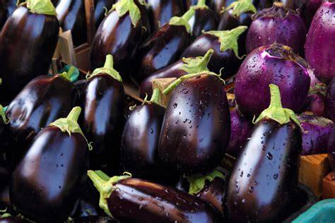 Melanzane fresche e melanzana interna marrone