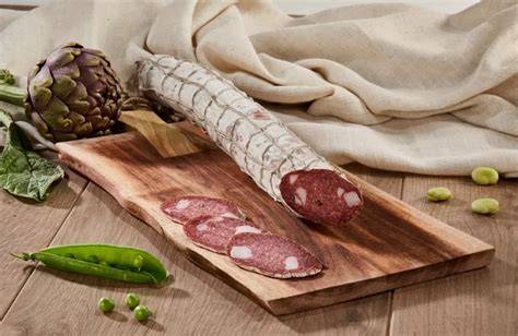 Salame artigianale su tagliere