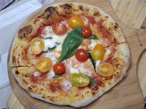 Pizza gourmet con pomodorini gialli e mozzarella