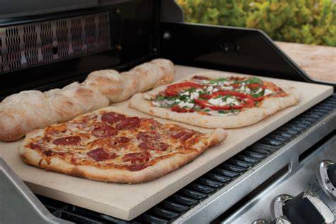 Pizza su pietra refrattaria nel forno