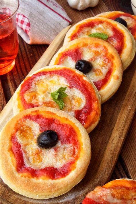 Tagliere con pizzette rosse italiane
