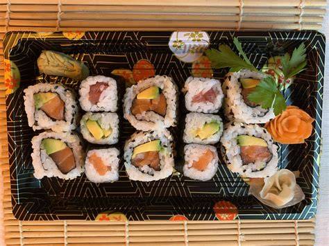 Sushi giapponese assortito da asporto