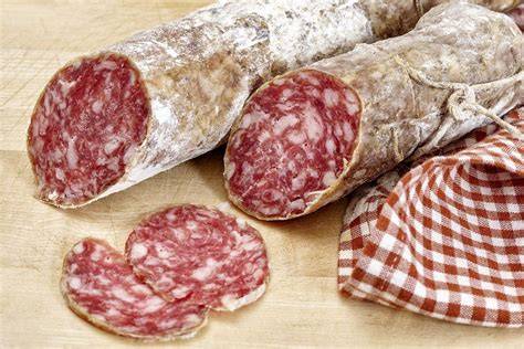 Salame tagliato con cavità interne