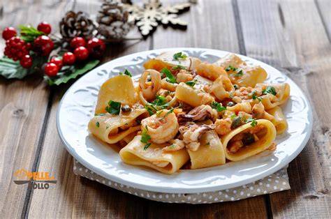 Paccheri al sugo di pesce con frutti di mare