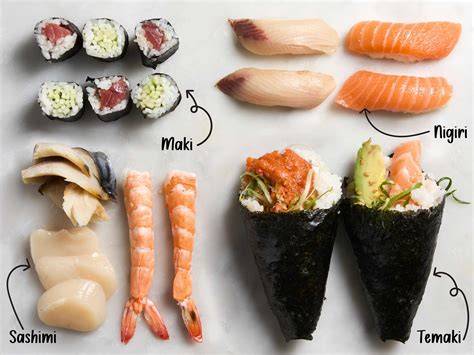 assortimento di sushi uramaki nigiri sashimi onigiri