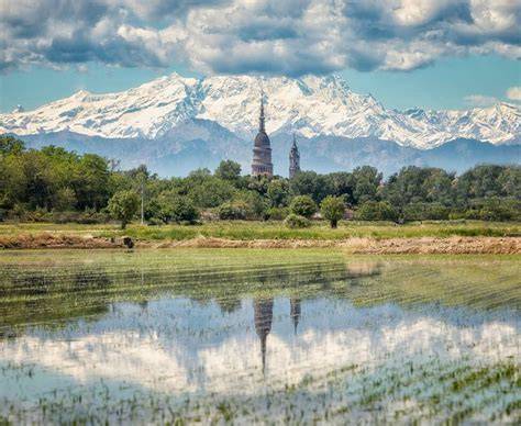Paesaggio agricolo lombardo tra montagne e pianura