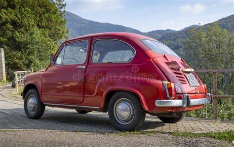 Fiat 600 d'epoca in strada italiana