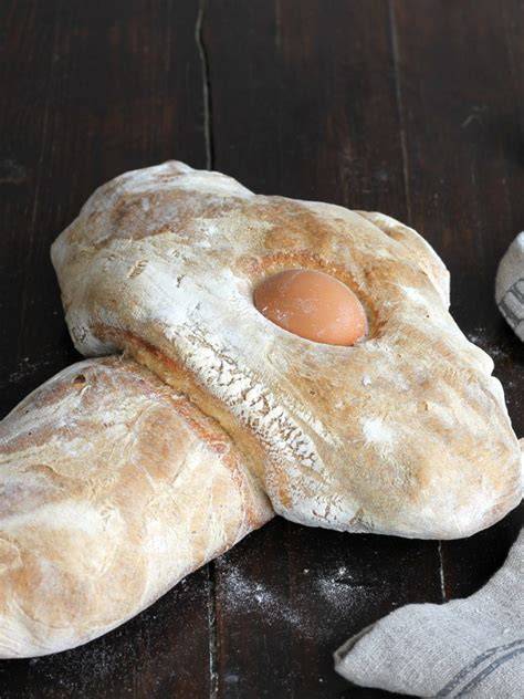 Pane a croce con uovo sodo centrale