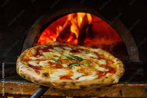Pizza napoletana Margherita forno legna