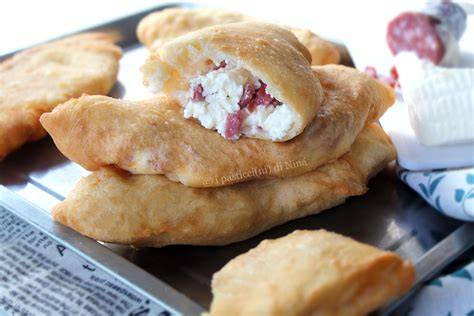 Pizza fritta napoletana ripiena ricotta cicoli