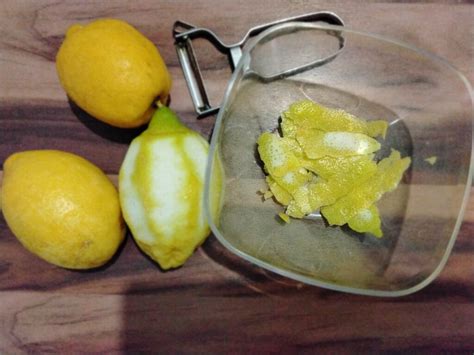 Limoni biologici e scorza grattugiata